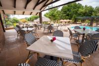 Swimmingpoolen hos eller tæt på Lotsane Limpopo Luxury River Lodge