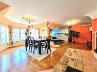 Posezení v ubytování Two-Floor Sunny Apartment in City Centre
