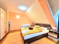 Postel nebo postele na pokoji v ubytování Two-Floor Sunny Apartment in City Centre
