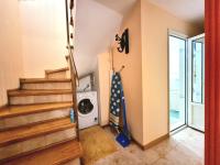 TV a/nebo společenská místnost v ubytování Two-Floor Sunny Apartment in City Centre