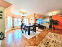 Posezení v ubytování Two-Floor Sunny Apartment in City Centre