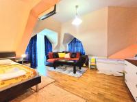 Postel nebo postele na pokoji v ubytování Two-Floor Sunny Apartment in City Centre