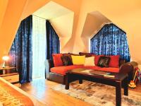 Posezení v ubytování Two-Floor Sunny Apartment in City Centre