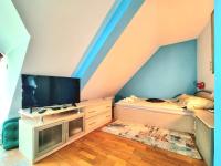 TV a/nebo společenská místnost v ubytování Two-Floor Sunny Apartment in City Centre