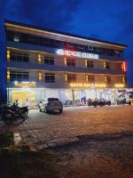 Un edificio con motocicletas estacionadas en un estacionamiento. en Susan suites, en Penukonda