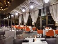 Ein Restaurant oder anderes Speiselokal in der Unterkunft Mövenpick Hotel Jumeirah Beach 