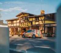 ein Van vor einem Gebäude geparkt in der Unterkunft Harem House in Mielno