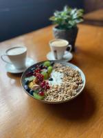 einen Teller mit Essen auf einem Tisch mit zwei Tassen Kaffee in der Unterkunft Harem House in Mielno