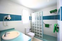 A bathroom at Apartamentos Corona Mar