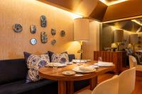 uma sala de jantar com mesa e cadeiras de madeira em Palácio do Governador - Lisbon Hotel & Spa em Lisboa