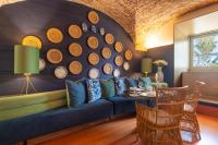 uma sala de estar com um sofá azul e uma mesa em Palácio do Governador - Lisbon Hotel & Spa em Lisboa