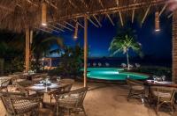 奥尔沃克斯岛Hotel Villas Flamingos的带泳池和桌椅的餐厅