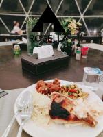 Un plato de comida en una mesa con arroz. en Rosella Camp Wadi Rum, en Disah