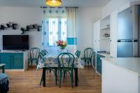 Kuchyňa alebo kuchynka v ubytovaní VILLA RAFAEL CON Piscina, IUN P4098