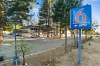 Un cartel azul que dice ingeniero frente a una calle. en Motel 6-Big Bear Lake, CA, en Big Bear Lake