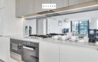 Melbourne Lifestyle Apartments - Best Views on Collinsにあるキッチンまたは簡易キッチン