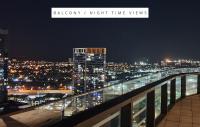 Melbourne Lifestyle Apartments - Best Views on Collinsにあるバルコニーまたはテラス