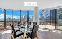 Melbourne Lifestyle Apartments - Best Views on Collinsにあるレストランまたは飲食店