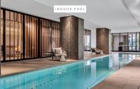 Melbourne Lifestyle Apartments - Best Views on Collinsの敷地内または近くにあるプール