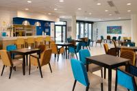 une salle à manger avec des tables et des chaises dans un restaurant dans l'établissement DOMITYS LE BELVEDERE Résidence Services Séniors, à Nevers