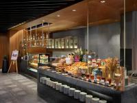 バンコクにあるアマラバンコクホテルの食材を多く展示したベーカリーカウンター