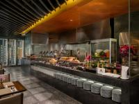 バンコクにあるアマラバンコクホテルのカウンター付きレストラン