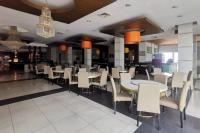 een eetkamer met tafels, stoelen en kroonluchters bij Suncity Hotel Pattaya in Pattaya South