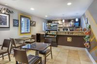 ein Restaurant mit Tischen und Stühlen und einer Theke in der Unterkunft Hilton Grand Vacations Club Anderson Ocean Myrtle Beach in Myrtle Beach