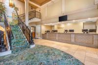 eine Lobby mit einer Treppe und einem Wartebereich in der Unterkunft Hilton Grand Vacations Club Anderson Ocean Myrtle Beach in Myrtle Beach