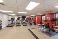 ein Fitnessstudio mit Laufbändern und Cardiogeräten in einem Raum in der Unterkunft Hilton Grand Vacations Club Anderson Ocean Myrtle Beach in Myrtle Beach