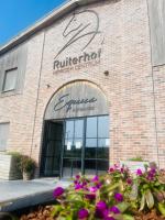 Un edificio de ladrillo con un cartel que dice Rutherford Medical Center. en Equus B&B, en Bredene