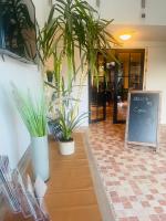 Un vestíbulo con dos plantas en macetas sobre una mesa. en Equus B&B, en Bredene