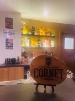 Una tabla de surf delante de un bar. en Equus B&B, en Bredene