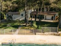 Basen w obiekcie Mas Frederi - Maison avec piscine pour 10 lub w pobliżu