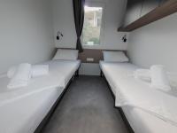 Łóżko lub łóżka w pokoju w obiekcie Mobile Homes Camp Klenovica