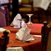 نايل كروز المعادي في القاهرة: طاولة عليها مفرش طاولة أحمر اللون وعليها أدوات مائدة فضية