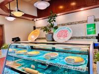 Holiday Inn Hotel & Suites Regina by IHG في ريجينا: واجهة عرض في مخبز تحتوي على فطائر