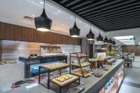 Una panadería con muchos tipos diferentes de alimentos en exhibición. en SSAW Boutique Hotel Hangzhou East - Free Self Service Laundry, en Hangzhou