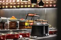 Un buffet con tazones de comida en una mesa. en SSAW Boutique Hotel Hangzhou East - Free Self Service Laundry, en Hangzhou