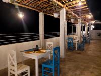 een groep tafels en stoelen in een kamer bij Kingcity Resort in Anuradhapura