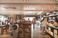 um grupo de pessoas em um restaurante preparando comida em The Lay By em Prestonpans