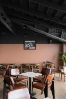 ein Esszimmer mit Tisch und Stühlen in der Unterkunft Lumina Hotel Da Lat Central in Da Lat