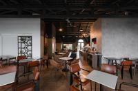 ein Restaurant mit Tischen und Stühlen und einer Theke in der Unterkunft Lumina Hotel Da Lat Central in Da Lat