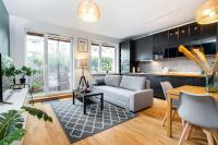Kuchyňa alebo kuchynka v ubytovaní Modern 70m Apartment With Private Garden Metro