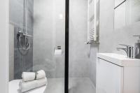 Kúpeľňa v ubytovaní Modern 70m Apartment With Private Garden Metro