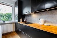 Kuchyňa alebo kuchynka v ubytovaní Modern 70m Apartment With Private Garden Metro