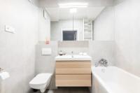 Kúpeľňa v ubytovaní Modern 70m Apartment With Private Garden Metro