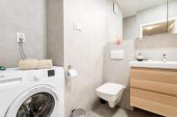 Kúpeľňa v ubytovaní Modern 70m Apartment With Private Garden Metro