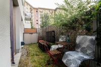 Vonkajšia záhrada v ubytovaní Modern 70m Apartment With Private Garden Metro