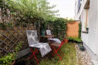 Vonkajšia záhrada v ubytovaní Modern 70m Apartment With Private Garden Metro